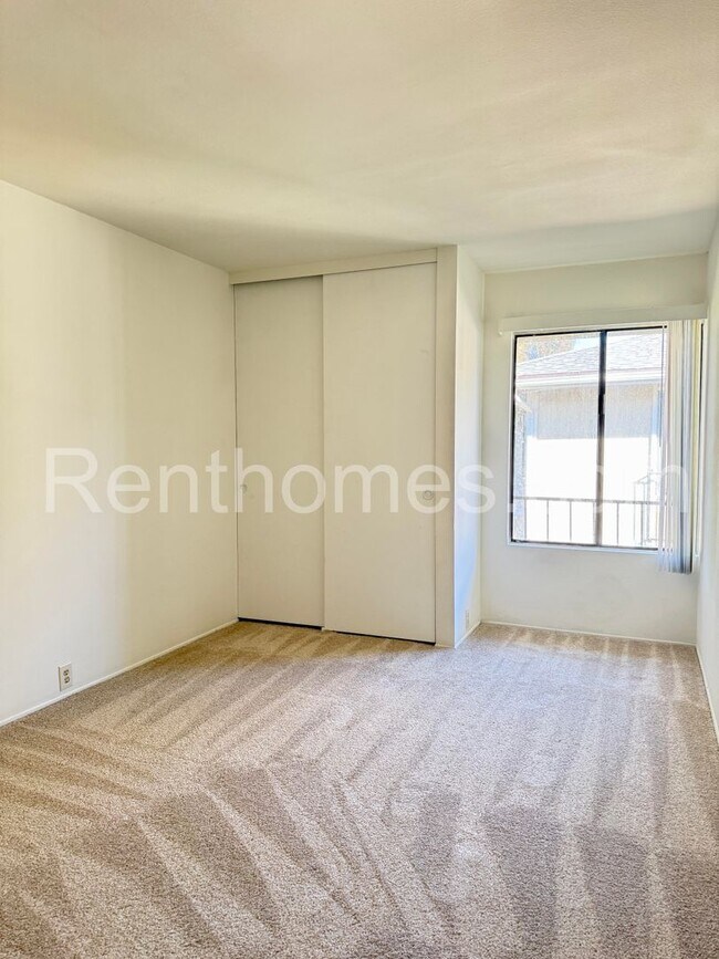 Building Photo - 9628-32 Caminito Del Feliz, Spacious Townhome in Great Community Close to UCSD!