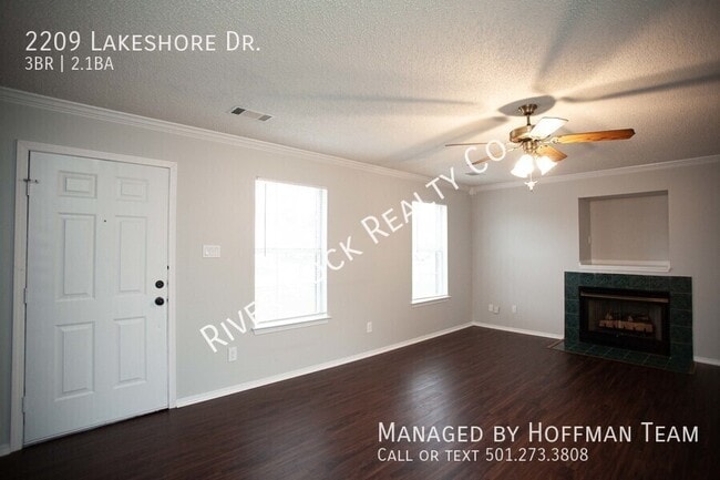 Building Photo - 2209 Lakeshore Dr