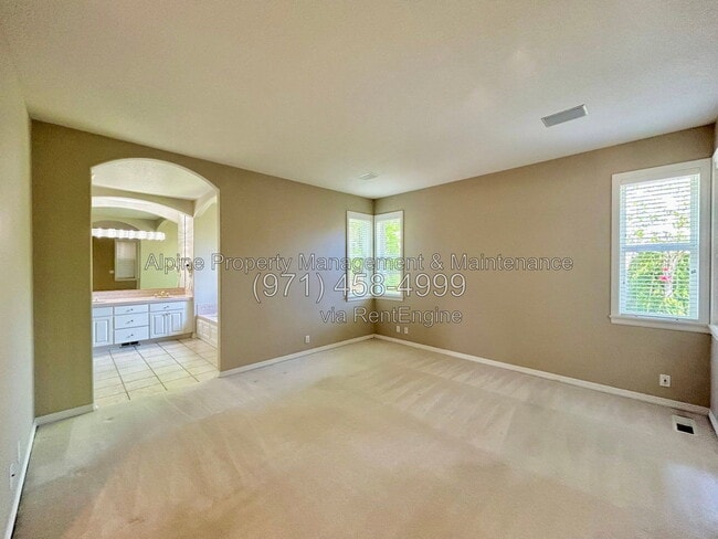 Building Photo - 820 NW Pebble Beach Way