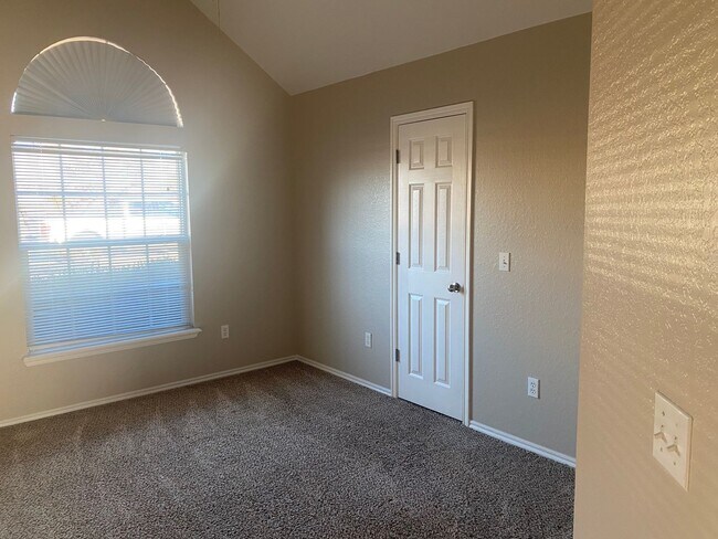 Building Photo - 3 Bedroom 2 Bath Home In Owasso School Dis...