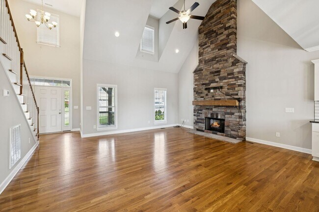 Building Photo - Welcome home to this beautifully maintaine...