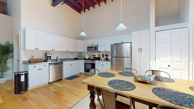 Building Photo - 19 Stanhope St