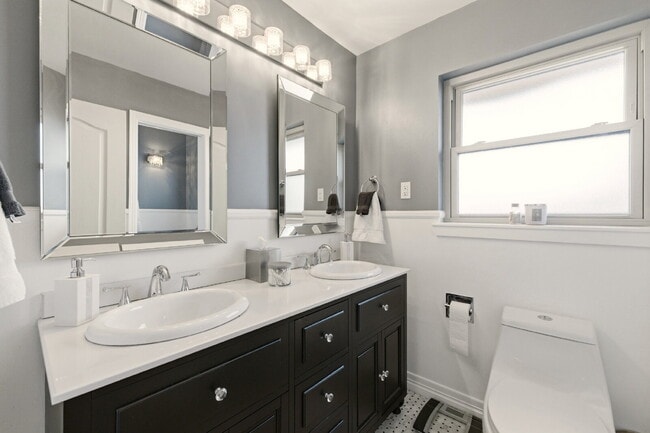 Building Photo - Beautiful 4 Bedroom/3 Bathroom Home in University Hills Area!