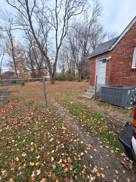 side of home and back yard - 4848 Brenda Dr