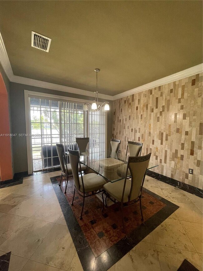 Building Photo - 232 SW 7th Ave