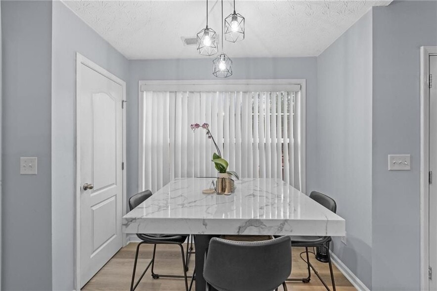 Building Photo - 40 Pine Shadow Cir