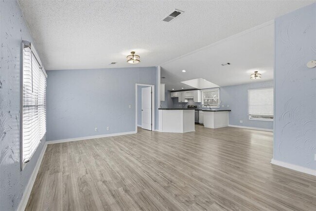 Building Photo - 931 Sycamore Creek Dr