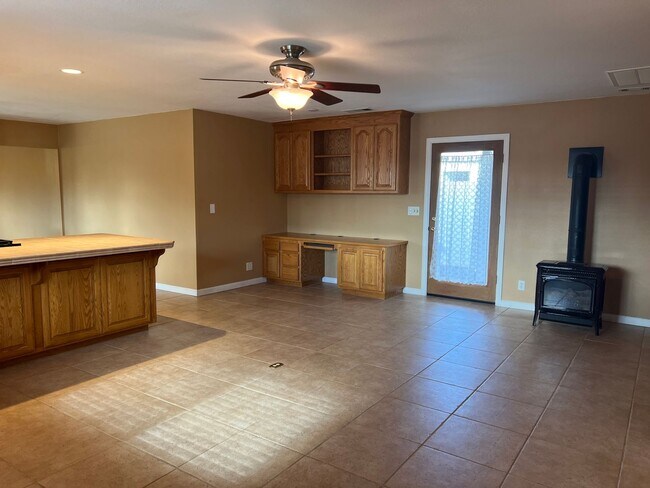 Building Photo - Welcome to this charming 2-bedroom, 2-bathroom home!