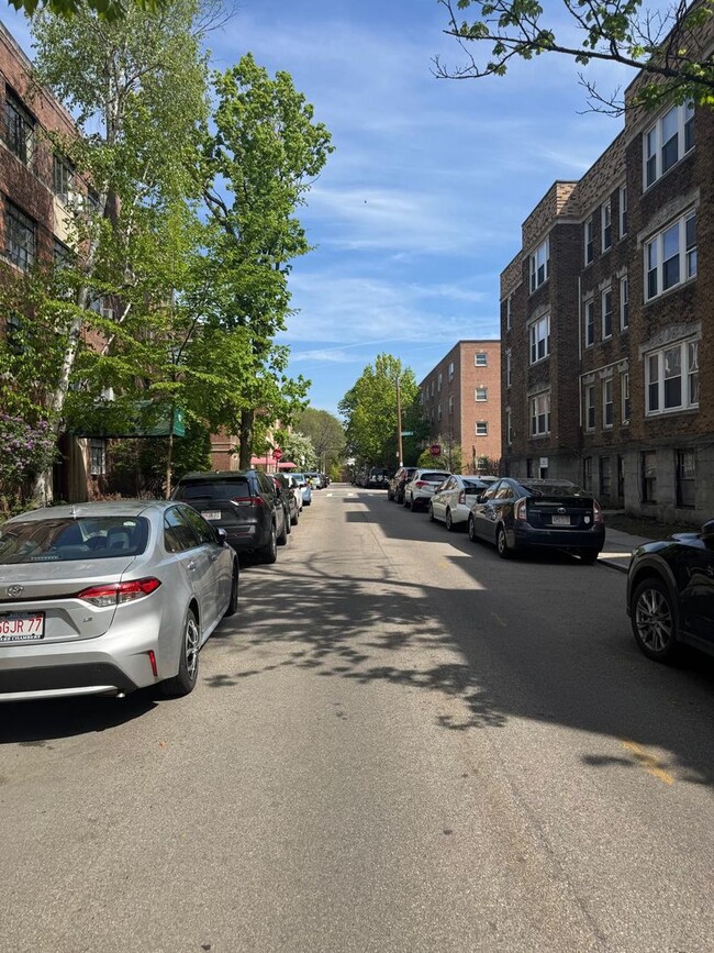 Building Photo - 2BR 1Bth unit. Heat/Hot Water included. Great location!