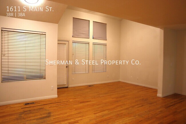 Building Photo - 1611 S Main St