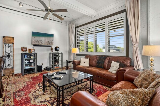 Building Photo - 831 S Flores St