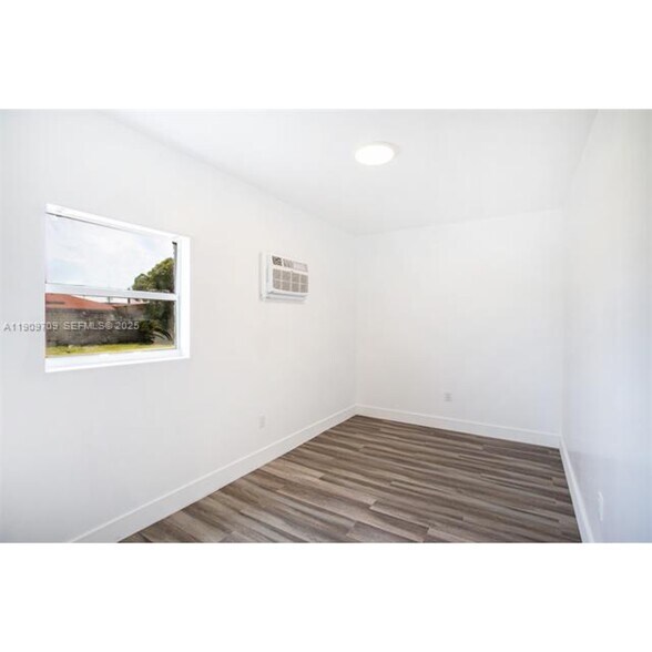 Building Photo - 2424 NW 7th Ct