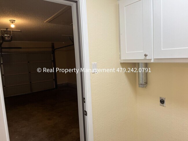 Building Photo - MOVE IN READY! Beautiful 3B/2B Newly Remod...