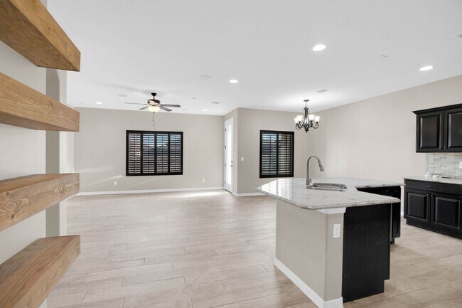 Building Photo - Spacious 4 Bedroom Home for Rent in Sunlan...