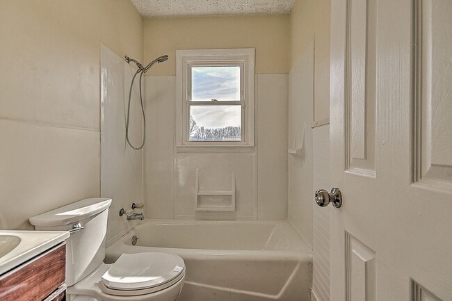 Building Photo - 214 Taylor Ave