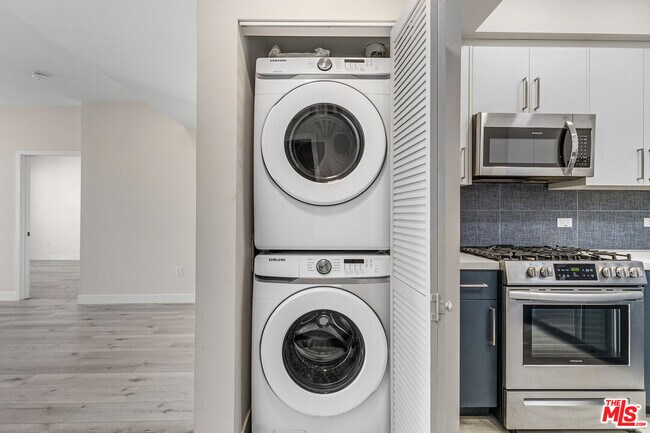 Building Photo - 1111 N Kenmore Ave