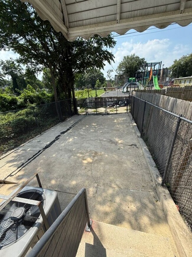 Building Photo - 2803 Presbury St