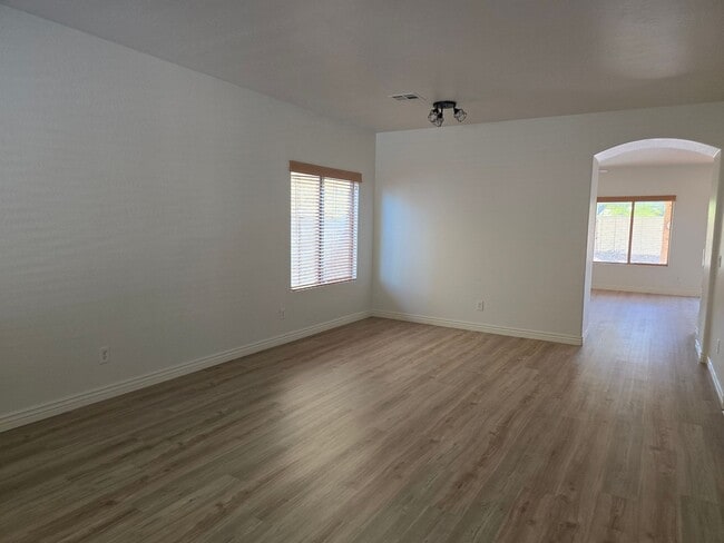 Building Photo - Beautiful five bedroom, 2.5 bath home with a large loft in the San Tan Heights community.