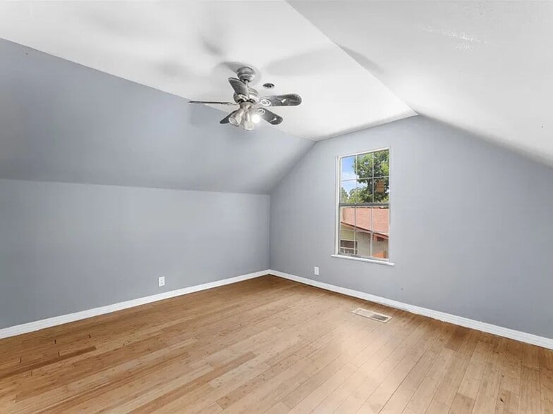 Building Photo - 2405 Summit Dr