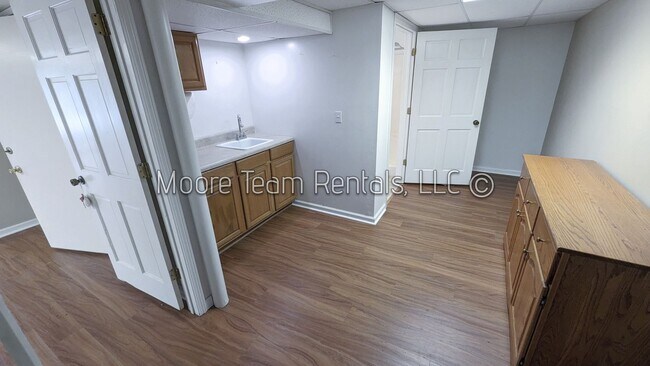 Building Photo - 2 Bed / 3 Bath Condo - Office, Pool, Clubhouse & Garage