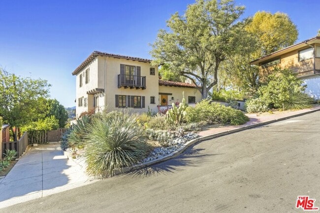 Building Photo - 2071 Escarpa Dr