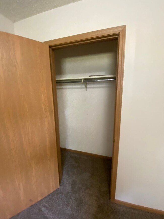Building Photo - Lower Level 2 Bedroom Apartment for Rent!