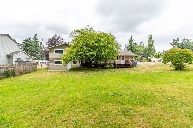 Building Photo - Spacious 4 Bed 2 Bath Home