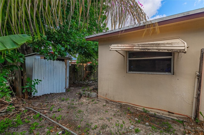 Building Photo - 6220 SW 9th Ct