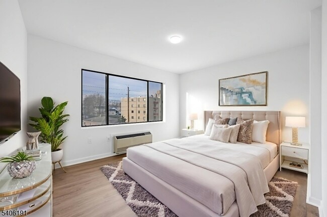 Building Photo - 850 Main St