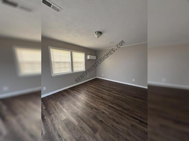 Building Photo - 28 Countrywood St