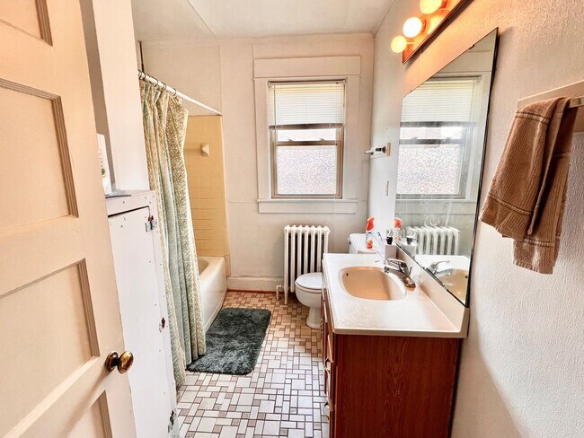 Building Photo - Charming 1920's Single family home near Scott Stadium & UVA for Rent