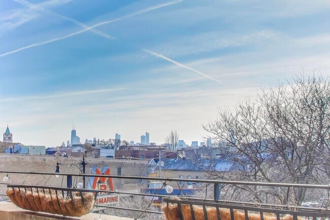 Building Photo - 1534 W Fullerton Ave