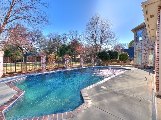 Building Photo - 1307 Brookside Dr