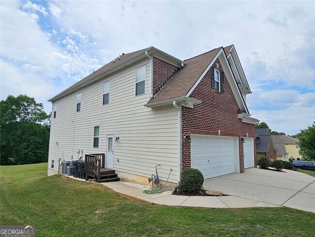 Building Photo - 3755 Long Lake Dr