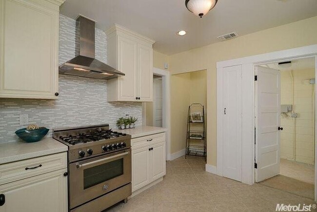 Building Photo - Stylishly Updated 2 Bed Home in Prime Midt...
