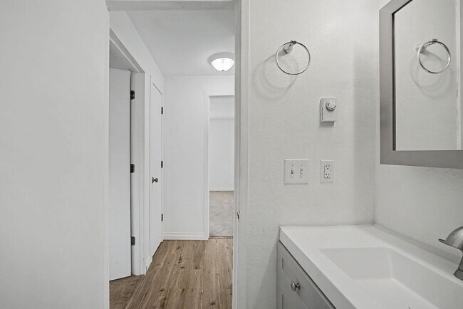 Building Photo - BRUSS01