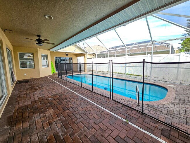 Building Photo - Waterfront Pool Home in Desirable Sunset Lakes