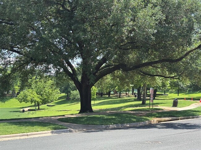 Building Photo - 2112 Surrender Ave