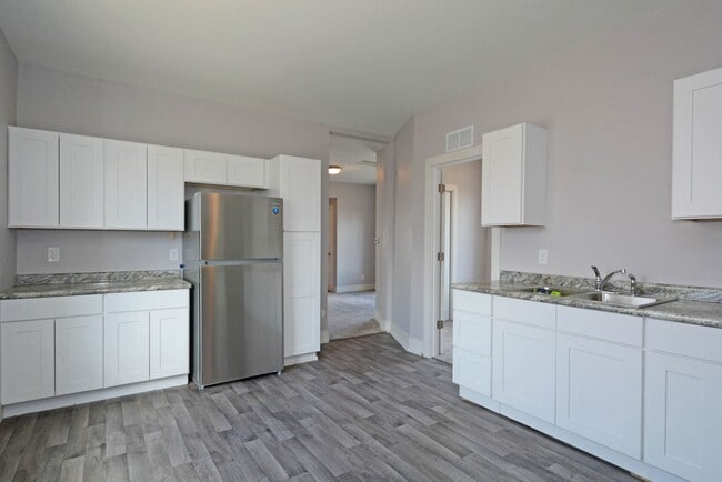 Building Photo - 294 Winifred St E