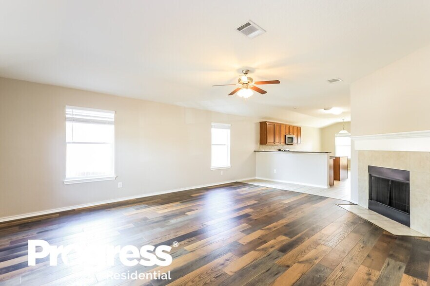 Building Photo - 610 Point Meadow