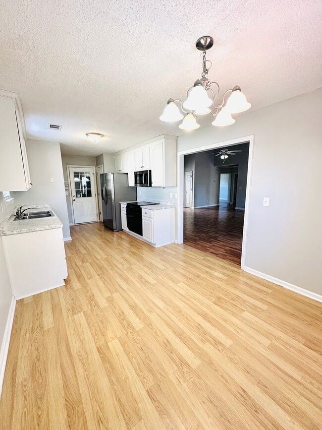 Building Photo - 206 Roaring Forks Dr