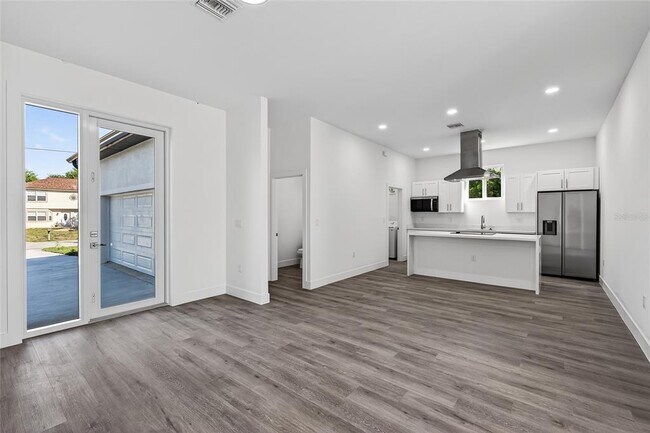 Building Photo - 511 Sweetwater Dr