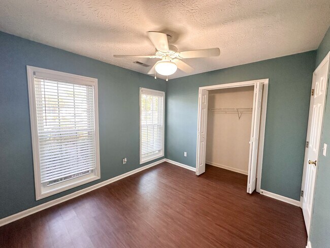 Building Photo - Stunning, pet friendly townhouse located i...