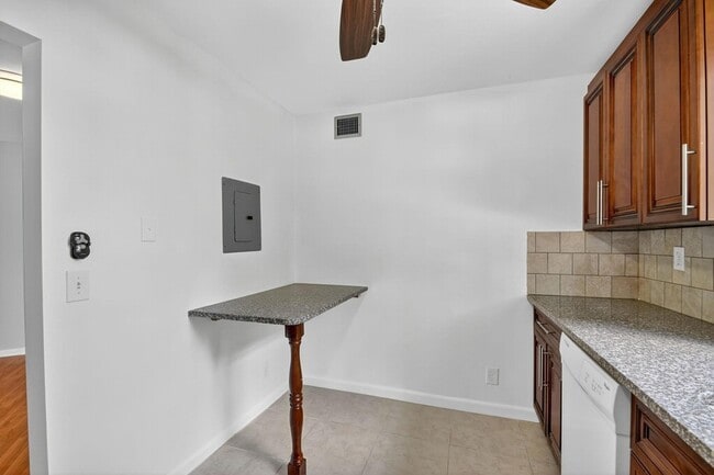 Building Photo - 5040 Rose Hill Dr