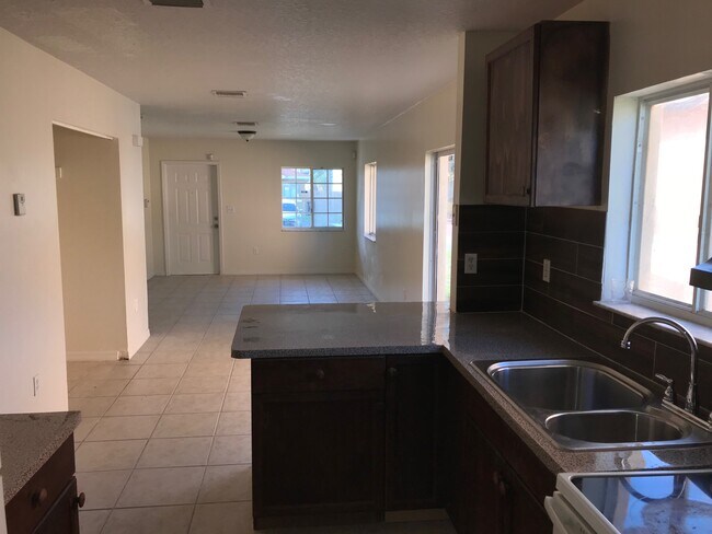 Building Photo - 917 SW 8th Pl