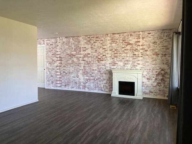 Building Photo - Kennewick Location w/a Country Flare!