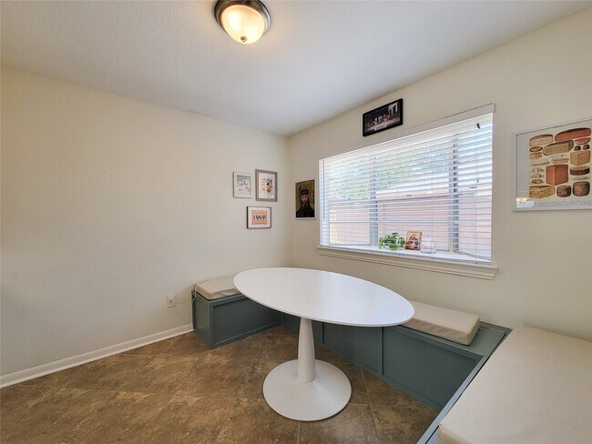 Building Photo - 2115 Forest Oaks Dr