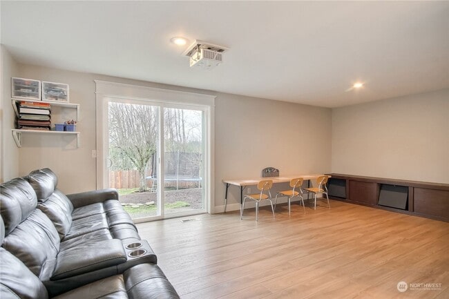 Building Photo - Well Maintained 3 Bed 2.5 Bath for Rent!