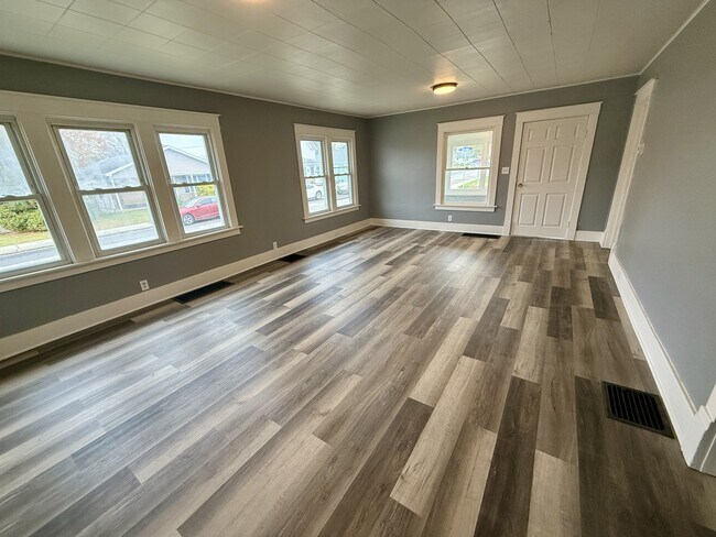 Building Photo - 701 E Broadway St