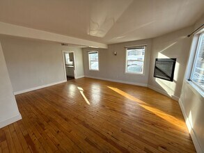 Building Photo - 316 E Peach St